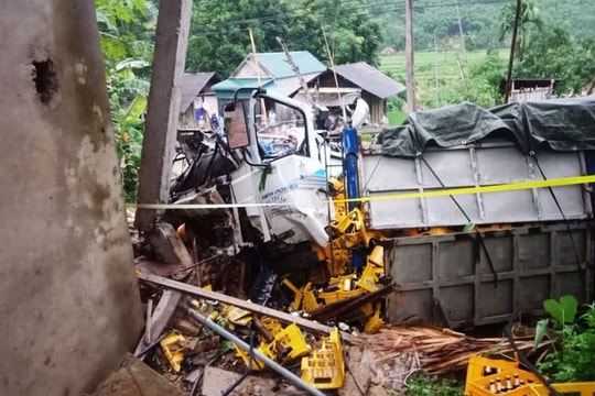 Xe tải mất lái tông vào nhà dân, 2 người tử vong