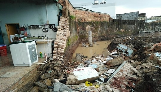 Tường nhà tắm bất ngờ đổ sập, đè 2 cháu bé thương vong