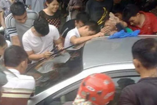 Chục người giải cứu bé trai bị bố bỏ quên trên ô tô