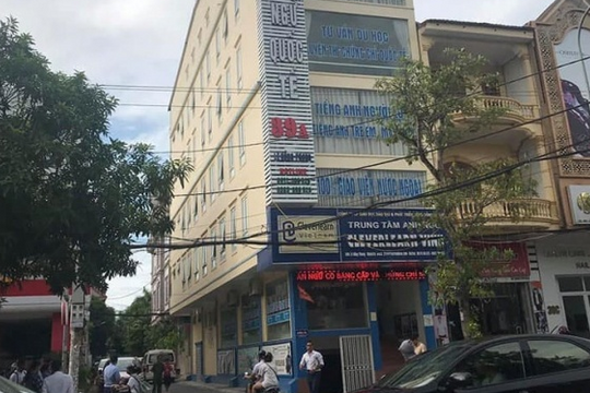 Thầy giáo nước ngoài 54 tuổi rơi từ tầng 4 xuống đất tử vong