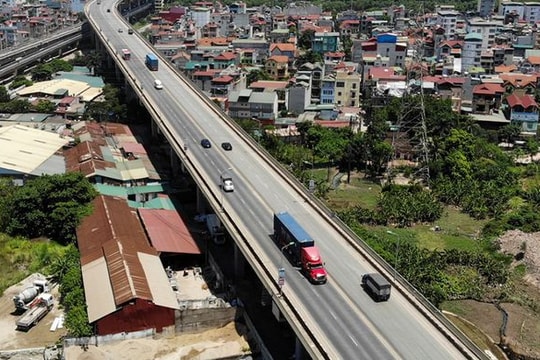 Ảnh: Mặt cầu Thăng Long xuống cấp trầm trọng