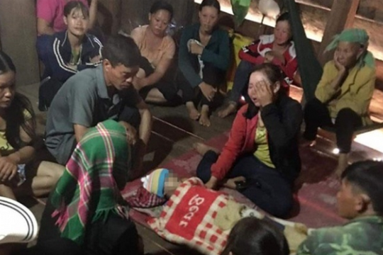 Hai cháu bé đuối nước thương tâm dưới mương nước trước nhà