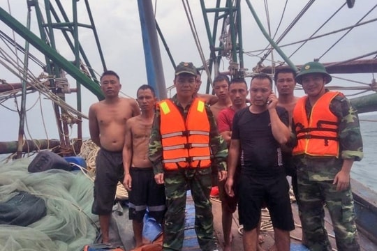 Kịp thời cứu 7 ngư dân trên tàu cá bị chìm ở biển Quảng Ninh