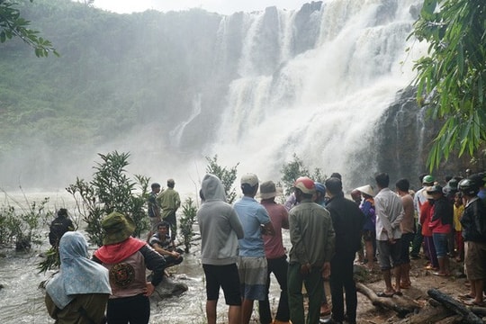 Đã tìm được thi thể 3 thanh niên tắm thác bị nước cuốn mất tích