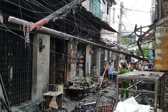 Nổ bình gas mini thiêu rụi 6 ki ốt, nhiều người bị mắc kẹt