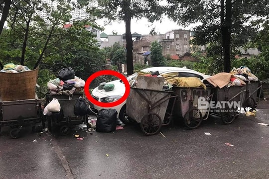 Ô tô đỗ nhầm vào bãi tập kết rác và cái kết đắng