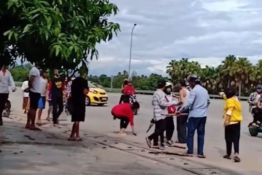 Clip nhóm nữ sinh đánh nhau kinh hoàng trên đường phố khiến CĐM xôn xao