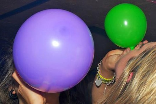 Cô gái 18 tuổi nhập viện do hít bóng cười trong thời gian dài