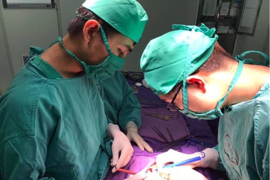 Ghép da cho bé trai 2 tuổi bị bỏng nước sôi toàn thân