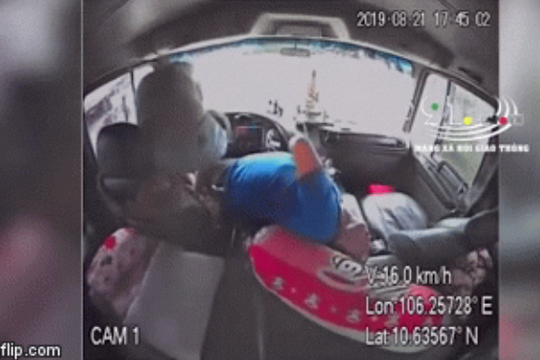 Clip: Tài xế đột tử khi đang cầm lái, phụ xe kịp thời ngồi vào ghế lái xử lý