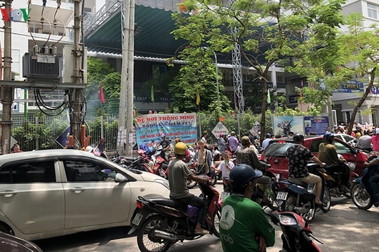 Ảnh: Chưa khai giảng, nhiều cổng trường ở Hà Nội đã ùn tắc nghiêm trọng