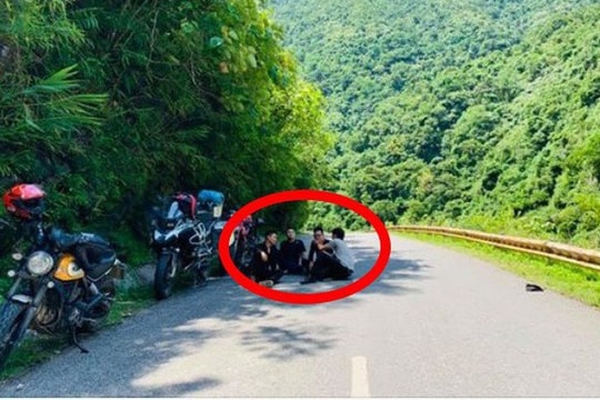 Phản ứng gây phẫn nộ của phượt thủ ngồi chiếm lòng đường ăn chơi