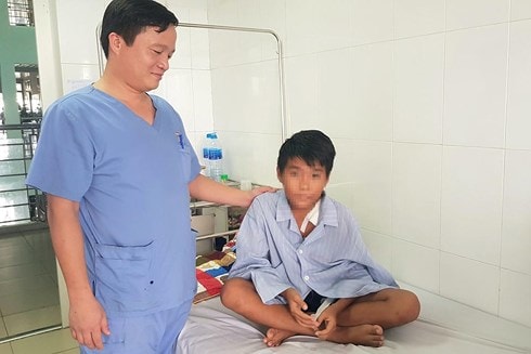 Trèo cây chơi trốn tìm, bé trai 13 tuổi bị thanh sắt đâm xuyên dọc ngực