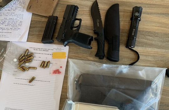 Bắt  giữ đối tượng tàng trữ súng đạn và ma túy trong xe ô tô