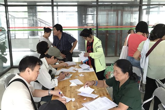 Ảnh: Người dân Thủ đô tấp nập làm thủ tục cấp thẻ xe buýt miễn phí