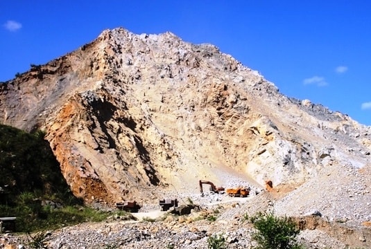 Sập mỏ đá đang khai thác, 3 người thương vong