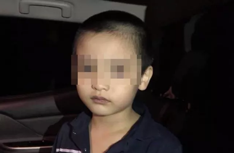 Lạc bố ở siêu thị Big C, bé trai 6 tuổi đi bộ lên cao tốc vành đai 3