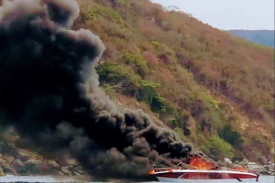 Ca nô đưa khách tham quan trên vịnh Nha Trang bốc cháy dữ dội, 2 người bị thương