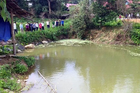 Trốn người lớn đi tắm ao, 3  cháu nhỏ đuối nước thương tâm