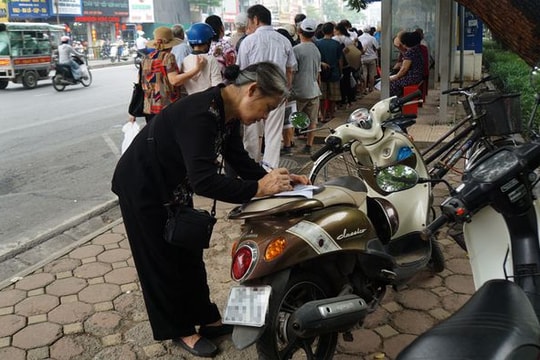 Ảnh: Người cao tuổi Thủ đô mệt mỏi chờ làm thẻ xe buýt miễn phí