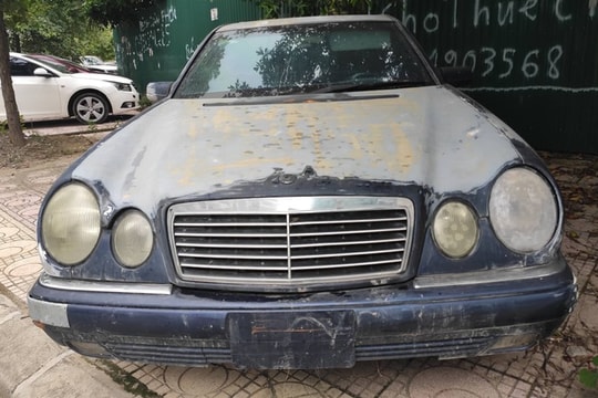 Ảnh: Nhiều xe sang "hết đát" bị vứt bỏ trên vỉa hè Hà Nội gây mất mỹ quan đô thị