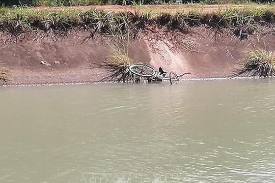 Tìm kiếm người mất tích dưới kênh, một chiến sĩ công an hy sinh