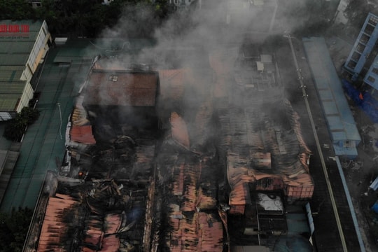 Ảnh: Xót xa khung cảnh tan hoang sau nhiều giờ cháy lớn tại nhà máy phích nước Rạng Đông