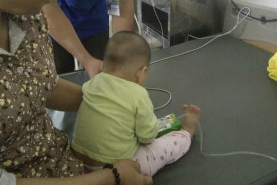 Bé trai 8 tuổi suýt mất mạng vì uống thuốc kháng sinh mẹ tự mua