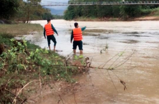 Thi bơi qua sông sau khi nhậu, một người bị nước cuốn mất tích