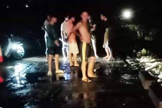 Băng qua đập tràn ngập nước, người đàn ông bị lũ cuốn mất tích