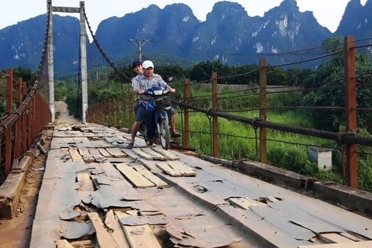 Ảnh: Cận cảnh cây cầu treo “nát bét”, người dân nín thở mỗi lần đi qua
