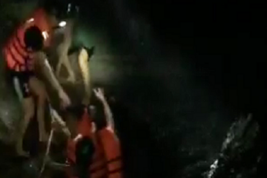 Giải cứu thành công 4 em nhỏ bị mắc kẹt giữa dòng nước lũ