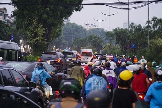 Ảnh: Người dân chật vật đội mưa rời Thủ đô về quê nghỉ Quốc khánh 2/9