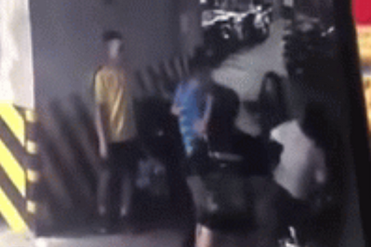 Clip: Người đàn ông có hành động "lạ" với cô gái trong hầm chung cư ở Hà Nội