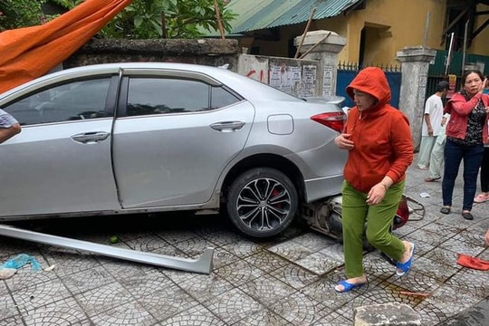 Nữ tài xế nhầm chân ga khi lùi xe, tông 3 người nhập viện