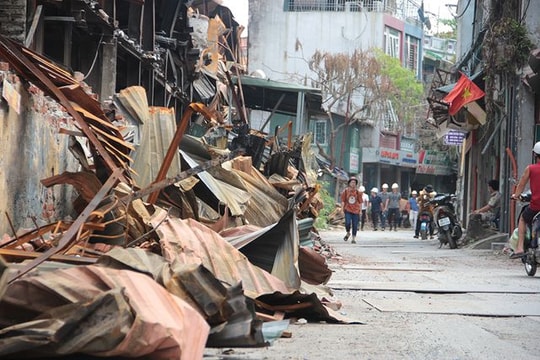 Ảnh: Hiện trường ngổn ngang vật liệu nguy hiểm sau vụ cháy ở Công ty Rạng Đông