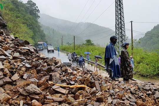 Ảnh: Mưa lũ kinh hoàng gây sạt lở chia cắt đường Hồ Chí Minh