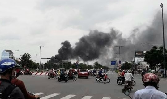 Cháy xưởng làm thạch cao, lan sang nhà dân và xưởng gỗ