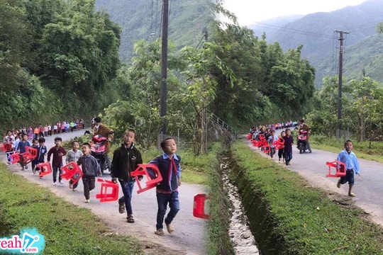 Hình ảnh học sinh miền núi xếp hàng cầm ghế nhựa đến trường gây xúc động