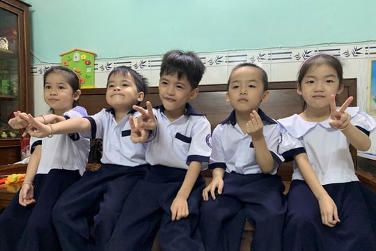 Ảnh: Lễ khai giảng đầu tiên của những đứa trẻ ca sinh 5 đầu tiên ở Việt Nam