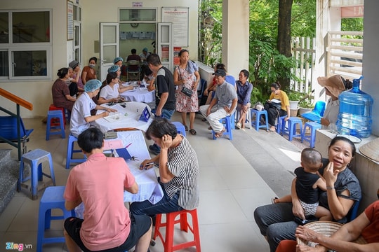 Ảnh: Hàng trăm người dân sốn quanh nhà máy Rạng Đông đi khám sức khỏe