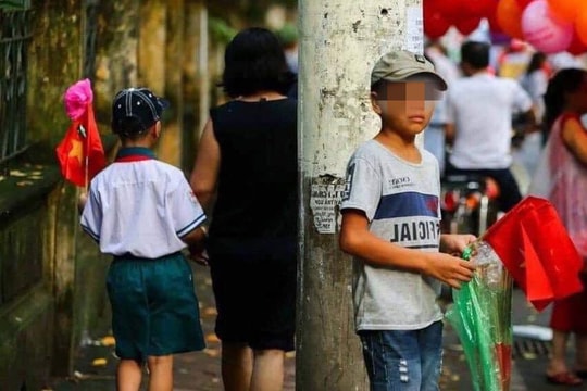 Bức ảnh bé trai bán hàng rong bên đường ngày khai giảng gây xúc động