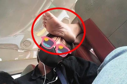 Vị khách gác hẳn chân lên trán người phía trước trên ô tô khiến dân mạng bức xúc