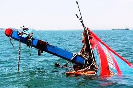 Chìm tàu cá trên biển, 6 người chết và mất tích