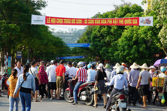 Ảnh: Biển người chen lấn xem chọi trâu Đồ Sơn