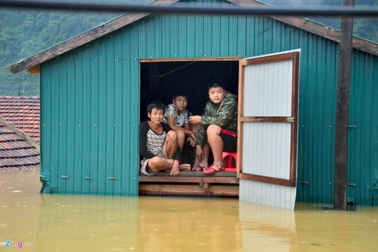 Ảnh: Cuộc sống nơi nước ngập tới nóc nhà của người dân vùng lũ