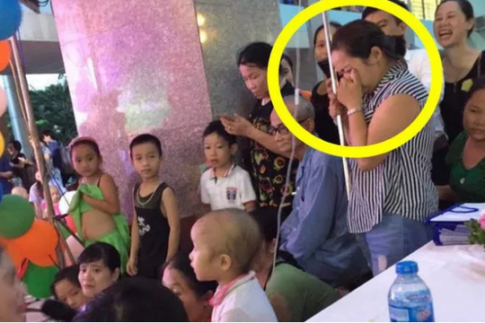 Hình ảnh người mẹ bật khóc khi nhìn con trai dự tiệc Trung thu tại bệnh viện gây xúc động