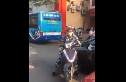 Clip: Người phụ nữ cãi nhau với tài xế ô tô chỉ vì xích mích nhỏ khiến cả đoạn đường ùn tắc