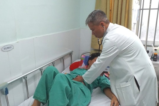 Uống thuốc mua trên mạng, người đàn ông nhập viện nguy kịch