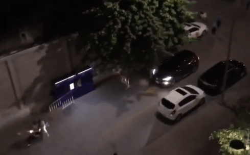 Clip: Người đàn ông lao ô tô vào bố mẹ của kẻ vừa hành hung, bảo vệ rút súng trấn áp